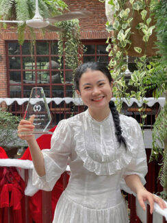 Cô Hoàng Vân Anh