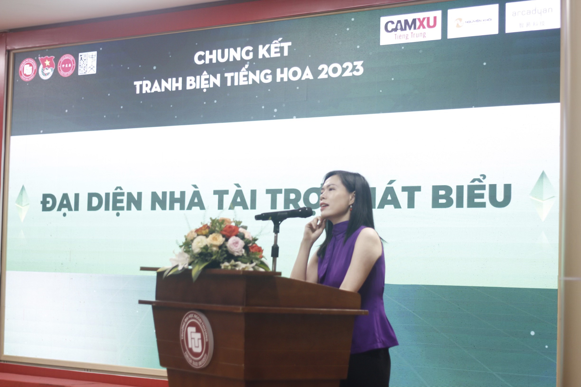 Chị Nguyễn Thanh Cầm phát hiểu tại Cuộc thi Tranh biện Tiếng Hoa năm 2023